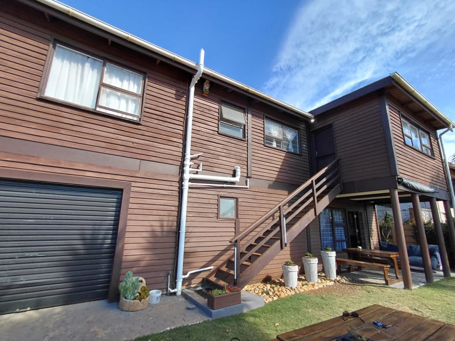 5 Bedroom Property for Sale in C Place Eastern Cape